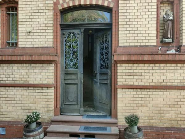 Immobilie in Walluf - Historische Villa mit besonderem Charakter und großzügigem Raumangebot - Bild 3