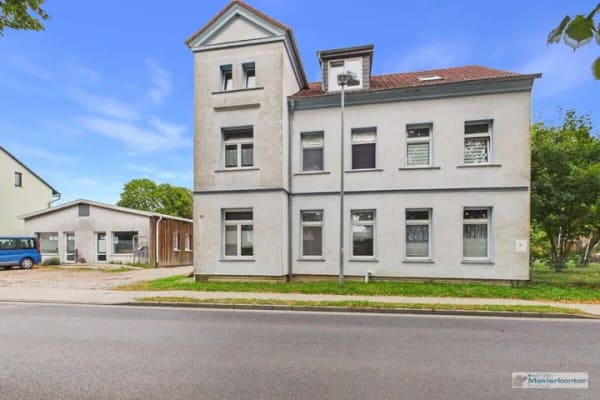 Immobilie in Penzlin - Vermietetes Mehrfamilienhaus mit 5 Wohneinheiten & 3 Gewerbeeinheiten auf 1.320 m² Grundstück - Bild 0