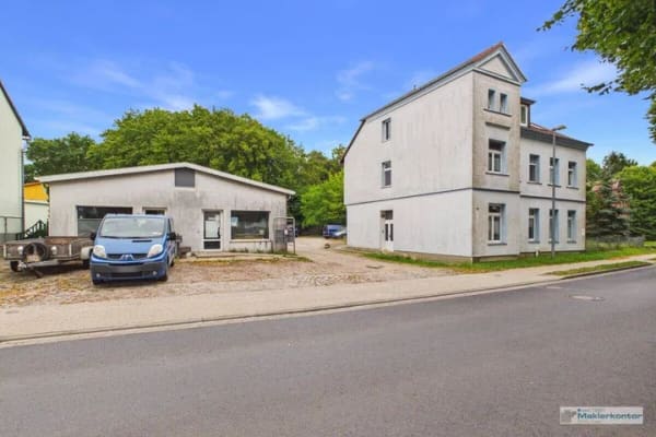 Immobilie in Penzlin - Vermietetes Mehrfamilienhaus mit 5 Wohneinheiten & 3 Gewerbeeinheiten auf 1.320 m² Grundstück - Bild 1