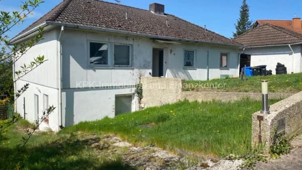 Immobilie in Niedenstein - Viel Raum für Ihre Ideen - Großzügiges Haus mit Dachboden auf 882 m² Grundstück in Niedenstein - Bild 2