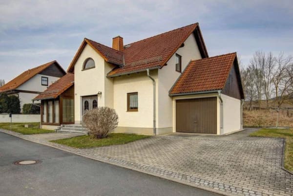Immobilie in Pößneck - EFH Haus Einfamilienhaus in ruhiger Lage | Garten | Garage | Kamin | Keller | Küche EBK  - Bild 1