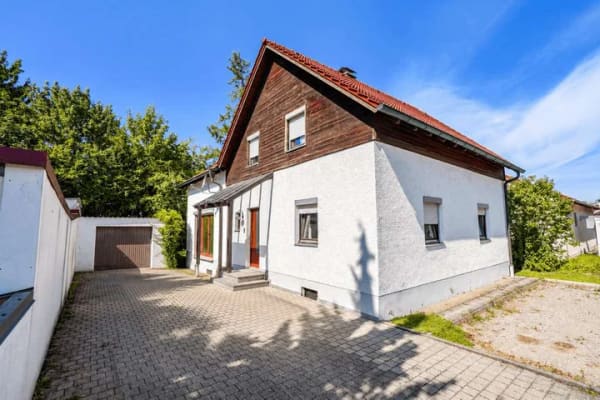 Immobilie in Straßkirchen - Zwei Nutzungsmöglichkeiten. Ein Haus mit außergewöhnlichem Potenzial. - Bild 0
