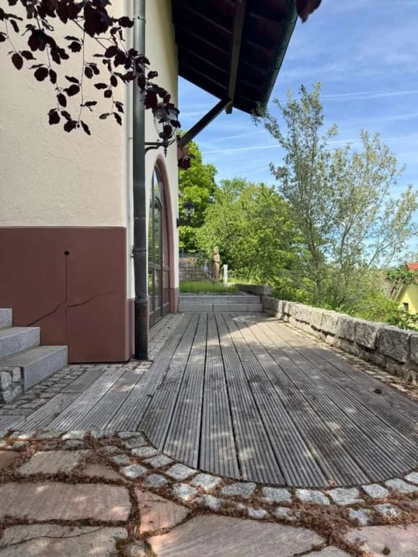 Immobilie in Blankenbach - Architektenvilla in ruhiger Hanglage mit Wellnessbereich und Koiteich - Bild 2