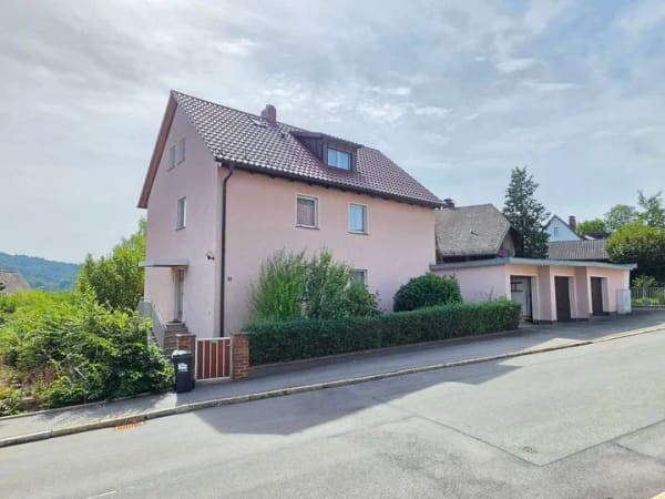 Immobilie in Dörfles-Esbach - Gepflegtes Raumwunder mit Potential, PV-Anlage und 3 Garagen in beliebter Lage! - Bild 0