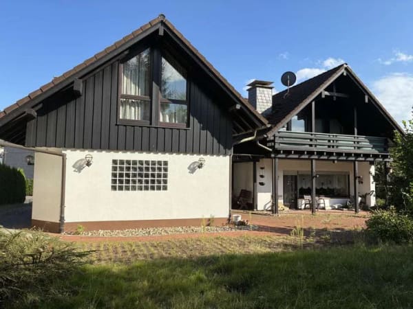 Immobilie in Kreuztal - Großzügiges Raumwunder mit Garagen & ebenem Grundstück in beliebter Lage von Kreuztal-Littfeld - Bild 1