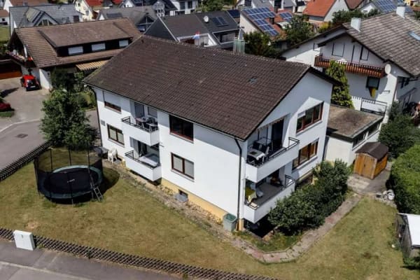 Immobilie in Gärtringen - Modernisierte 4-Zimmer-Wohnung mit Hauscharakter, zusätzlichem Arbeitszimmer, Garten und Garage - Bild 0
