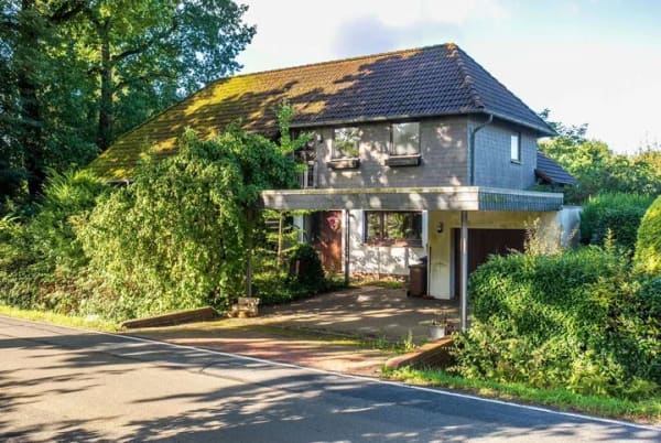 Immobilie in Bad Zwischenahn - Vielseitiges Mehrfamilienhaus mit großem Grundstück in Bad Zwischenahn/Bloh - Bild 1