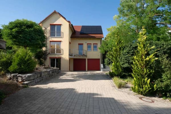 Immobilie in Ederheim - Exklusives Einfamilienhaus mit herrlichem Ausblick, idyllischem Garten, Doppelgarage und Sauna - Bild 1
