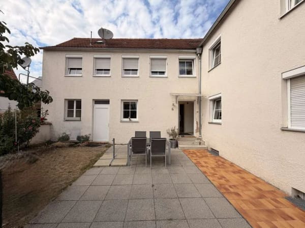 Immobilie in Wemding - Bezugsfertiges Altstadthaus mit Pkw-Stellplatz und gemütlicher Terrasse im geschützten Innenhof - Bild 1