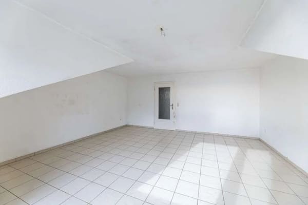 Immobilie in Hallstadt - Attraktive 3-Zimmer-Dachgeschosswohnung in Hallstadt – sofort bezugsfertig - Bild 1
