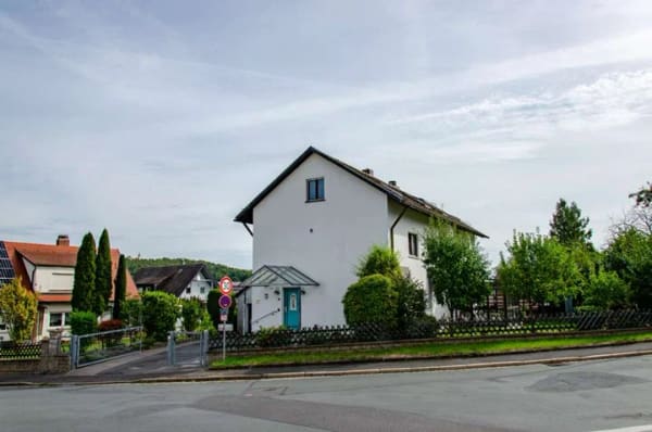 Immobilie in Sulzbach-Rosenberg - Zweifamilienhaus mit modernisierter Wohnung und vielseitigem Raumangebot, 236 m² Wohnfläche - Bild 1
