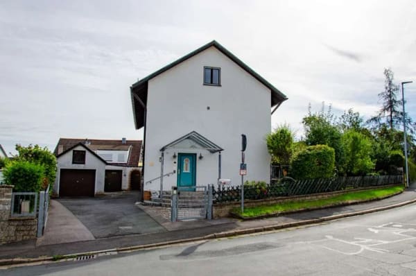 Immobilie in Sulzbach-Rosenberg - Zweifamilienhaus mit modernisierter Wohnung und vielseitigem Raumangebot, 236 m² Wohnfläche - Bild 2