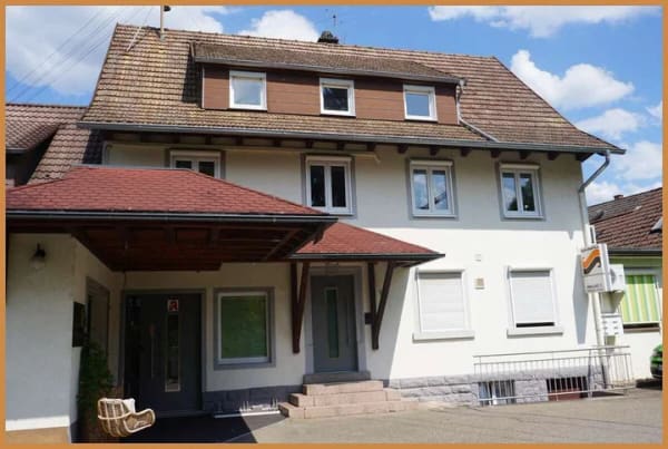 Immobilie in Zell am Harmersbach - Ein Zuhause mit Raum zum Leben – großzügige 3-Zimmer-Wohnung mit Garten, Balkon & besonderen Extras! - Bild 1