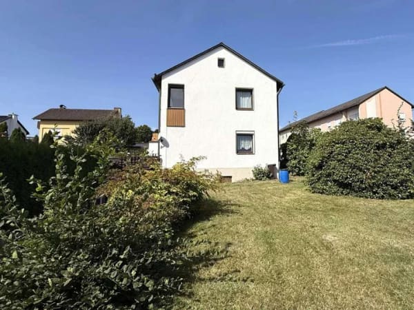 Immobilie in Naila - Doppelhaushälfte mit Garten und 3 Garagen in Naila - Bild 1