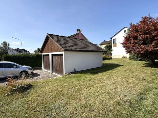 Immobilie in Naila - Doppelhaushälfte mit Garten und 3 Garagen in Naila - Bild 2