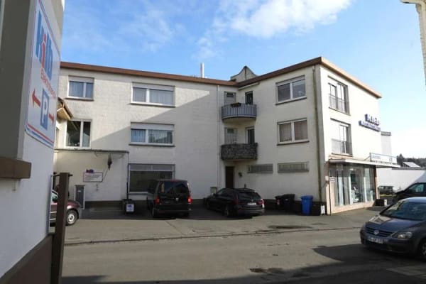 Immobilie in Bad Homburg vor der Höhe - Bad Homburg-Kirdorf: Wohn- und Geschäftshaus mit Ausbaureserve – 4 Wohnungen, Laden, Stellplätze - Bild 1