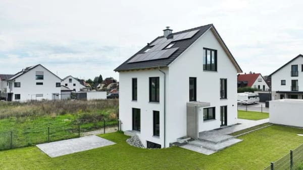 Immobilie in Bergkirchen - Exklusive Neubau-Doppelhaushälfte mit 602 m² Grundstück, Studio und modernster Haustechnik - Bild 0