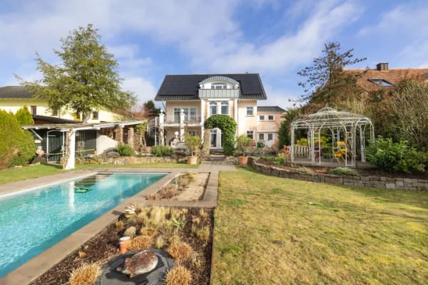 Immobilie in Breitscheid - Besonders wohnen mit Weitblick, Pool und Sauna - Solar-Anlage und Speicher - TOP - Bild 0