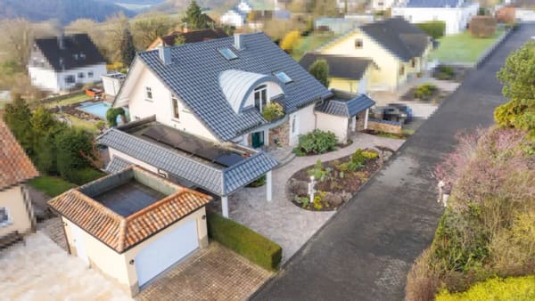 Immobilie in Breitscheid - Besonders wohnen mit Weitblick, Pool und Sauna - Solar-Anlage und Speicher - TOP - Bild 1
