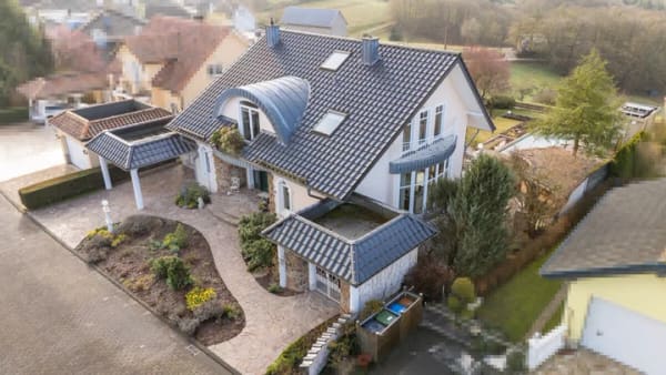Immobilie in Breitscheid - Besonders wohnen mit Weitblick, Pool und Sauna - Solar-Anlage und Speicher - TOP - Bild 2