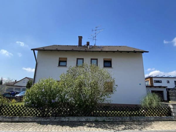 Immobilie in Uehlfeld - Gepflegtes Mehrfamilienhaus mit Doppelgarage und großem Grundstück! - Bild 1
