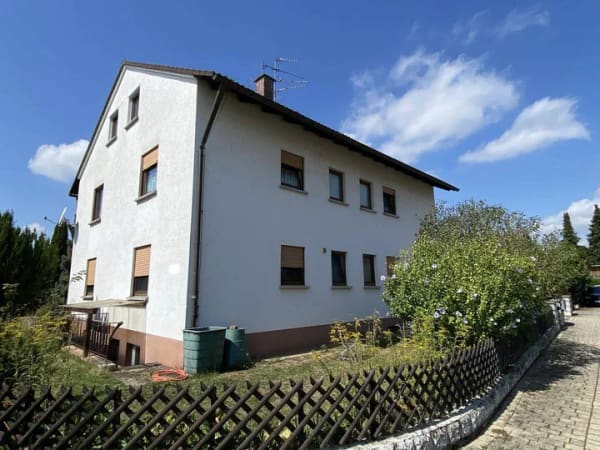 Immobilie in Uehlfeld - Gepflegtes Mehrfamilienhaus mit Doppelgarage und großem Grundstück! - Bild 2