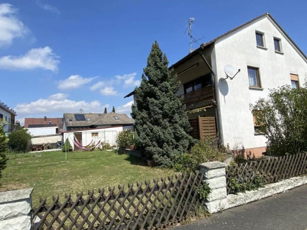 Immobilie in Uehlfeld - Gepflegtes Mehrfamilienhaus mit Doppelgarage und großem Grundstück! - Bild 3