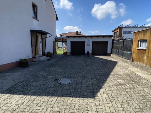 Immobilie in Uehlfeld - Gepflegtes Mehrfamilienhaus mit Doppelgarage und großem Grundstück! - Bild 4