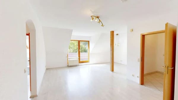 Immobilie in Margetshöchheim - Viel mehr als vier Wände – großzügiges Wohnen mit Balkon, eigenem Spitzboden und zwei Kellerräumen - Bild 2