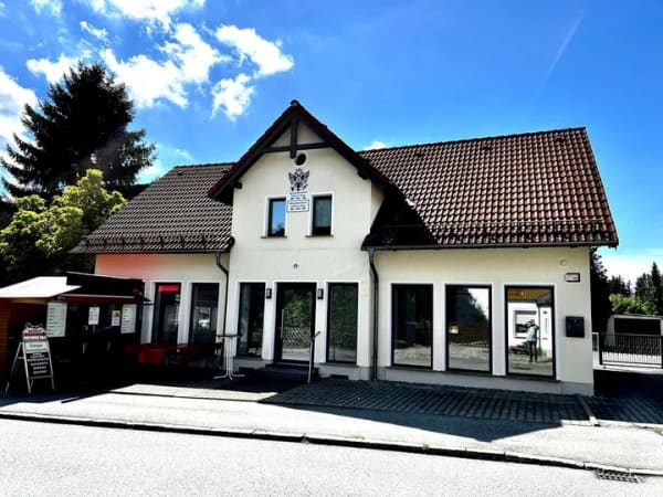 Immobilie in Ebersbach-Neugersdorf - Wohnen & Arbeiten unter einem Dach – Einfamilienhaus mit Gewerbeeinheit | 2 Garagen mit direktem Hau - Bild 1