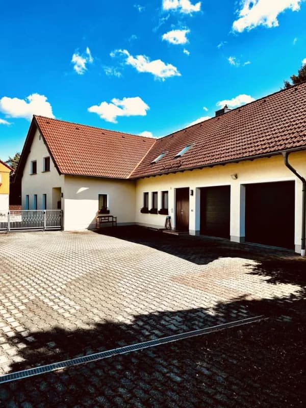 Immobilie in Ebersbach-Neugersdorf - Wohnen & Arbeiten unter einem Dach – Einfamilienhaus mit Gewerbeeinheit | 2 Garagen mit direktem Hau - Bild 2
