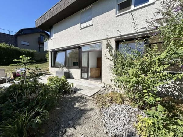 Immobilie in Berg - Berg: Außergewöhnliche 2,5-Zimmer-Hanggeschosswohnung mit eigenem Grundstück und Pool - Bild 1