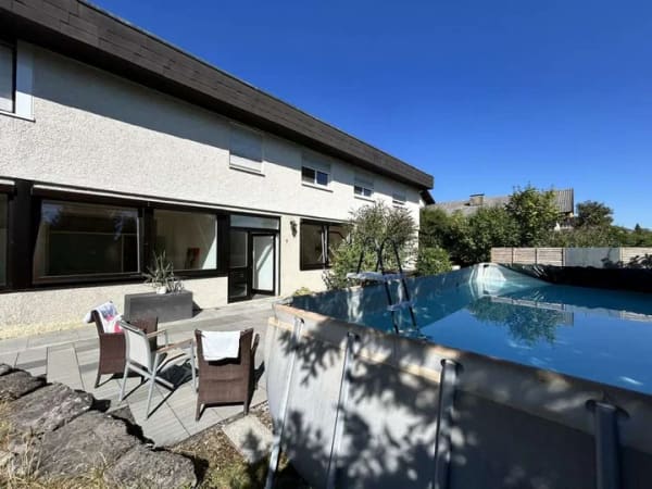 Immobilie in Berg - Berg: Außergewöhnliche 2,5-Zimmer-Hanggeschosswohnung mit eigenem Grundstück und Pool - Bild 2