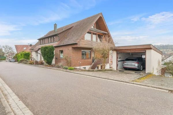 Immobilie in Ostelsheim - Zukunftssicher Wohnen in Ostelsheim: Gepflegtes Zweifamilienhaus mit neuer PV-Anlage & Wallbox - Bild 0