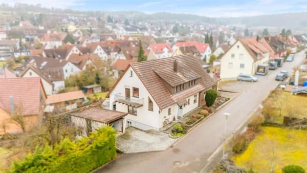 Immobilie in Ostelsheim - Zukunftssicher Wohnen in Ostelsheim: Gepflegtes Zweifamilienhaus mit neuer PV-Anlage & Wallbox - Bild 3