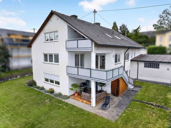 Immobilie in Neu-Ulm - Neu-Ulm/Holzschwang; großes Dreifamilienhaus mit freier Hauptwohnung! - Bild 0