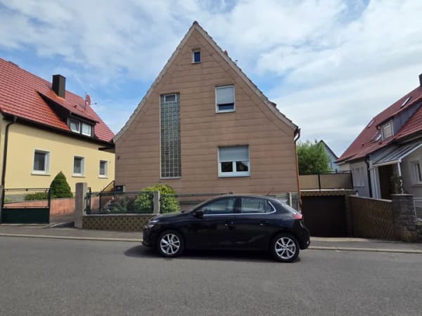 Immobilie in Bergtheim - Großes Einfamilienhaus mit Nebengebäude und Garten - Bild 0