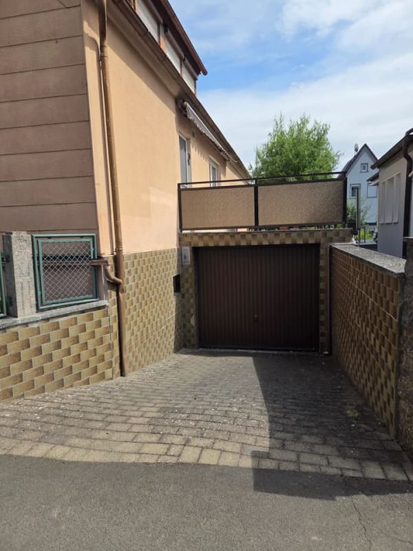 Immobilie in Bergtheim - Großes Einfamilienhaus mit Nebengebäude und Garten - Bild 1