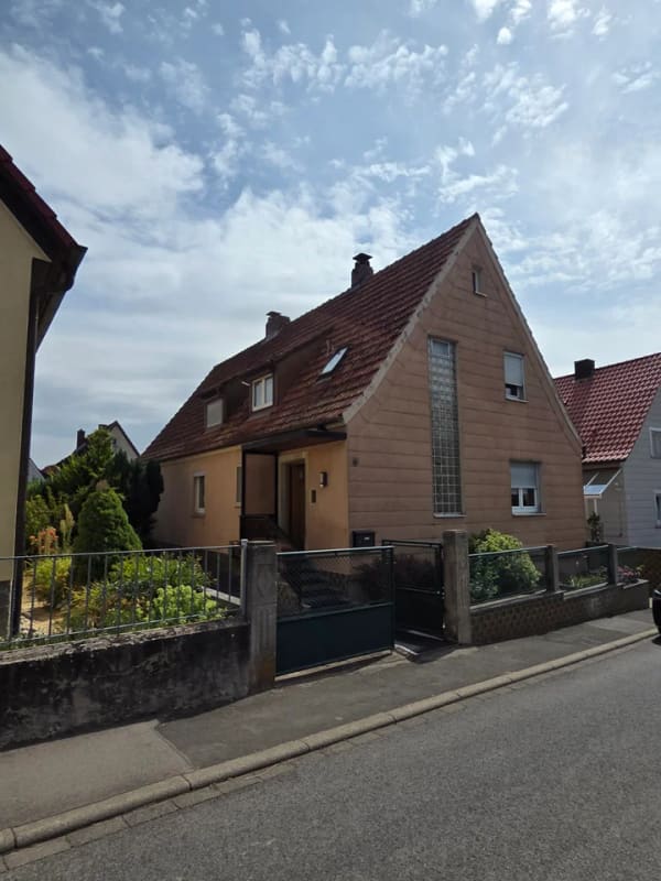 Immobilie in Bergtheim - Großes Einfamilienhaus mit Nebengebäude und Garten - Bild 2