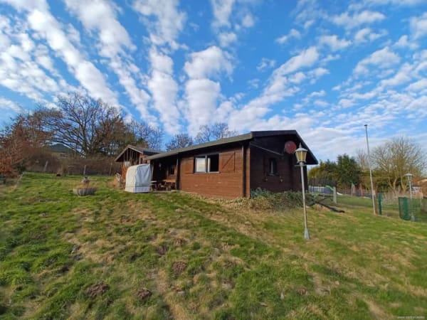 Immobilie in Zarpen - 2 Blockbohlenhäuser mit ca. 1.000 m² Eigenland und traumhaftem Ausblick zum günstigen Preis! - Bild 1