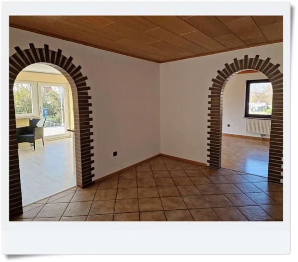 Immobilie in Eich - Terrassenwohnung mit eigenem Eingang inkl. Nebengebäude mit  Garage und Grundstücksanteil - Bild 1