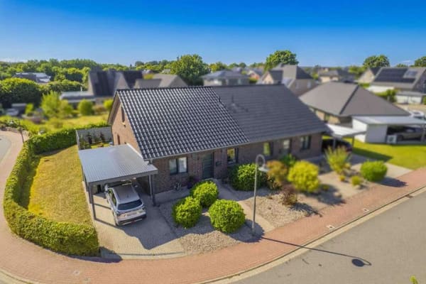 Immobilie in Fahrdorf - Modernes Wohnen in Fahrdorf – vermietete DHH mit Garten, Carport & Ausbaureserve im Dachgeschoss! - Bild 0