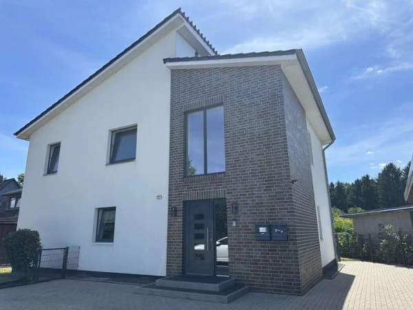 Immobilie in Bönebüttel - Modernes Zweiparteienhaus mit Carport und Garten in ansprechender Lage - Bild 1