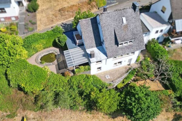 Immobilie in Gusterath - Gusterath: Freistehendes Einfamilienhaus mit Einliegerwohnung, zwei Garagen und Blick ins Grüne - Bild 1