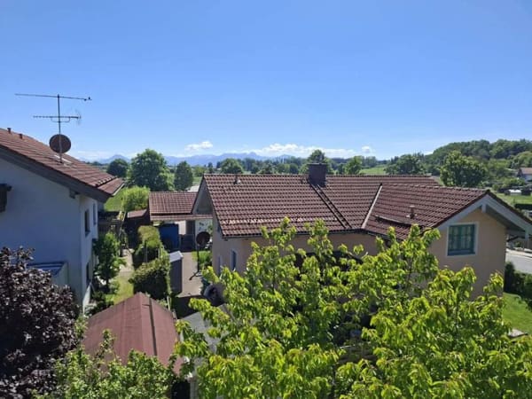 Immobilie in Schechen - Gut geschnittene Balkonwohnung mit Garten, Carport und Stellplatz. Eigentümerbewohnt. Bestzustand. - Bild 0