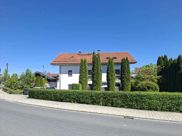 Immobilie in Schechen - Gut geschnittene Balkonwohnung mit Garten, Carport und Stellplatz. Eigentümerbewohnt. Bestzustand. - Bild 1