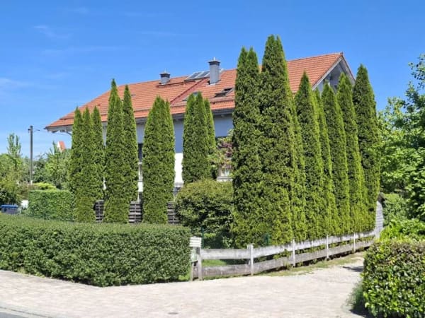 Immobilie in Schechen - Gut geschnittene Balkonwohnung mit Garten, Carport und Stellplatz. Eigentümerbewohnt. Bestzustand. - Bild 2