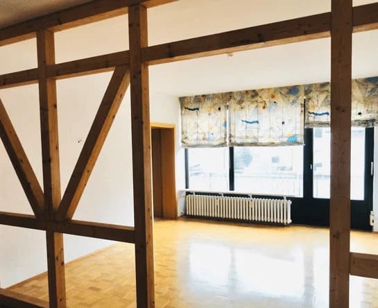 Immobilie in Dittelbrunn - Bezugsfreie 4-Zimmer-Wohnung mit Balkon und Gartenmitbenutzung in Dittelbrunn, OT. Zzgl. Stellplatz für 9.000 EUR - Bild 2