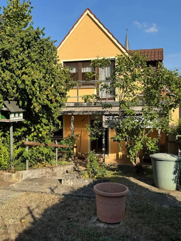 Immobilie in Röttingen - Viel Platz, viele Möglichkeiten: Gepflegtes Zweifamilienhaus mit Garten, Balkon & 2 Wohnungen - Bild 0