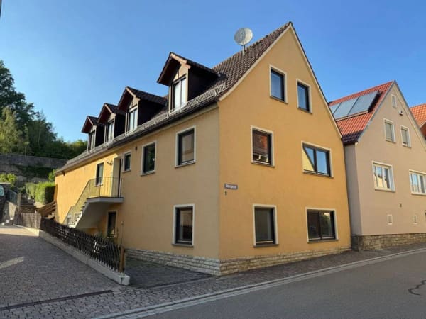 Immobilie in Röttingen - Viel Platz, viele Möglichkeiten: Gepflegtes Zweifamilienhaus mit Garten, Balkon & 2 Wohnungen - Bild 1